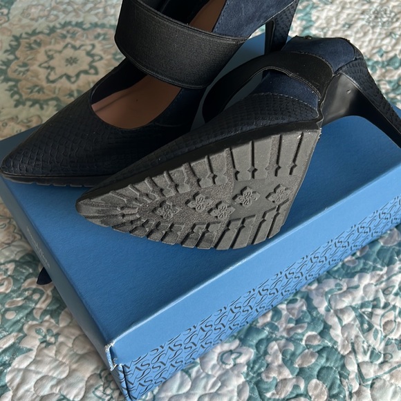 Blue and dark grey pointed toe heel. Size 8.5 business casual style - Picture 3 of 8